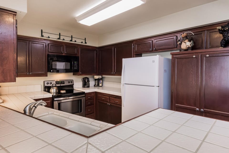 Condo, 2 Bedrooms (Snowcreek #613 Phase IV) | Private kitchen | Fridge, microwave, oven, stovetop