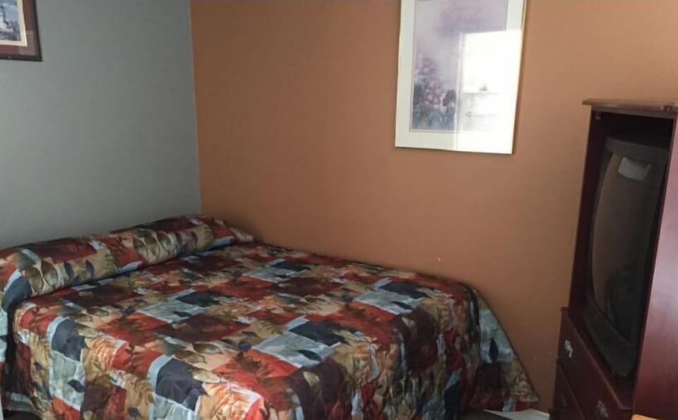 Junior Suite, 1 Queen Bed, Kitchen | WiFi (free), bed sheets