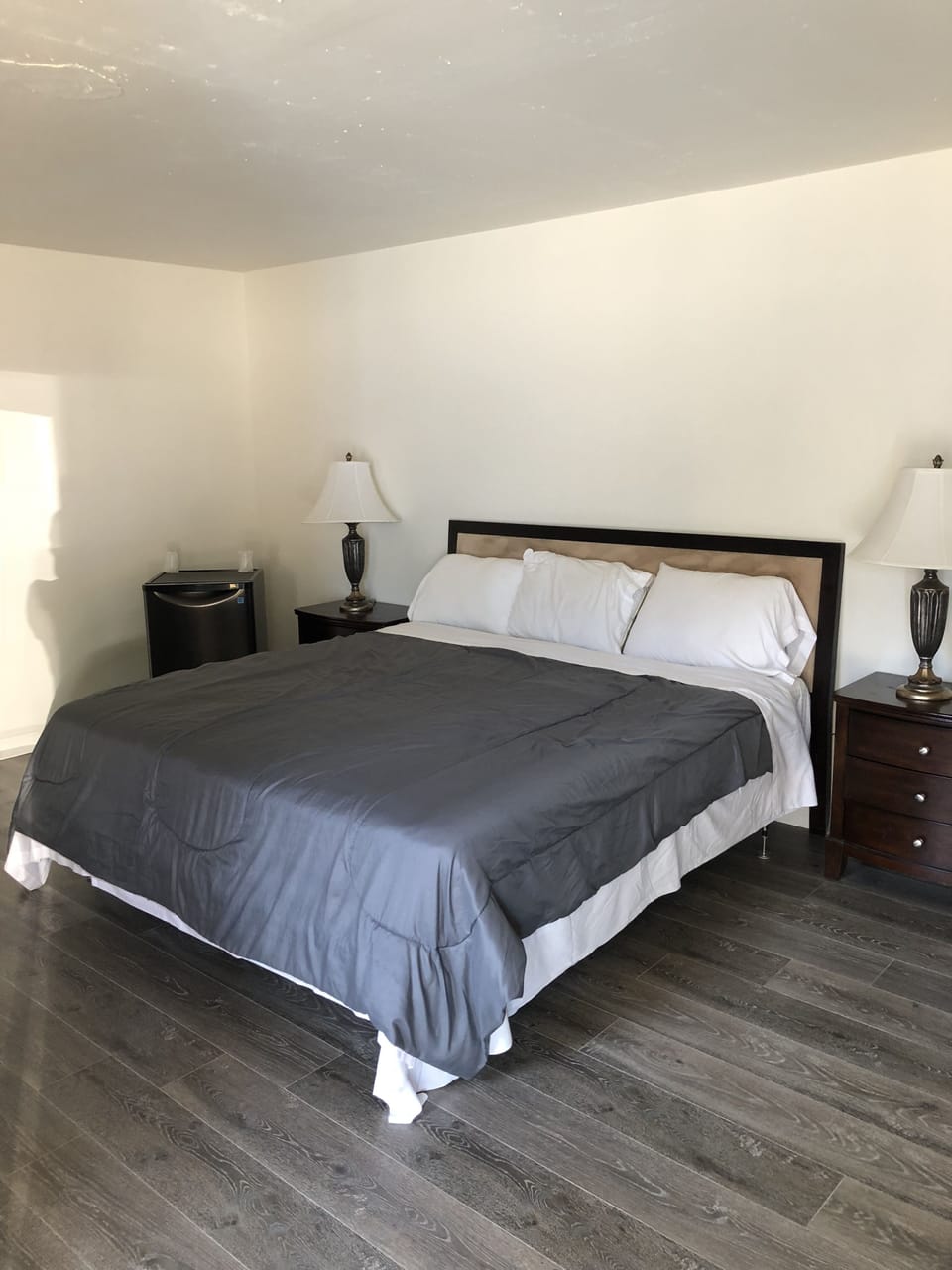 Basic Room, 1 King Bed, City View | Living area | Flat-screen TV