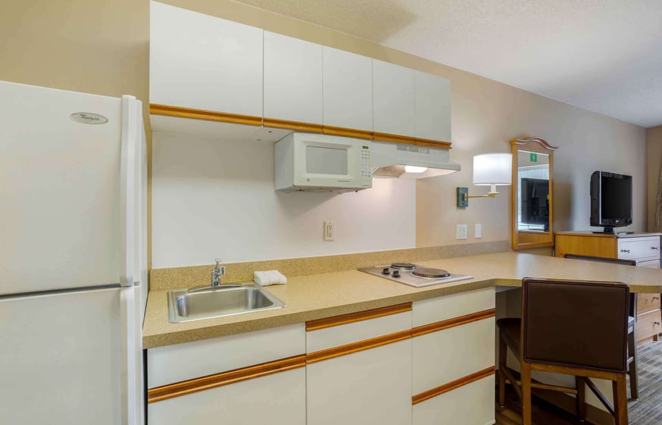 Studio, 1 Queen Bed, Non Smoking | Private kitchen | Fridge, microwave, stovetop, coffee/tea maker