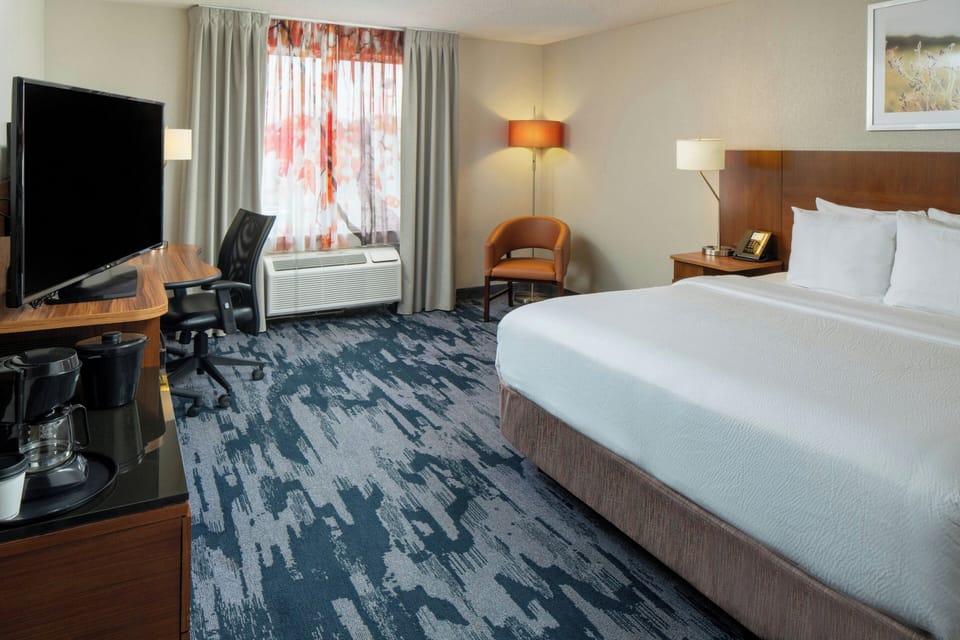 Standard Room, 1 King Bed | Premium bedding, pillowtop beds, in-room safe, desk