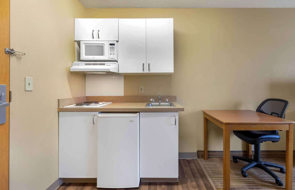 Studio, 1 Double Bed, Non Smoking | Private kitchen | Fridge, microwave, stovetop