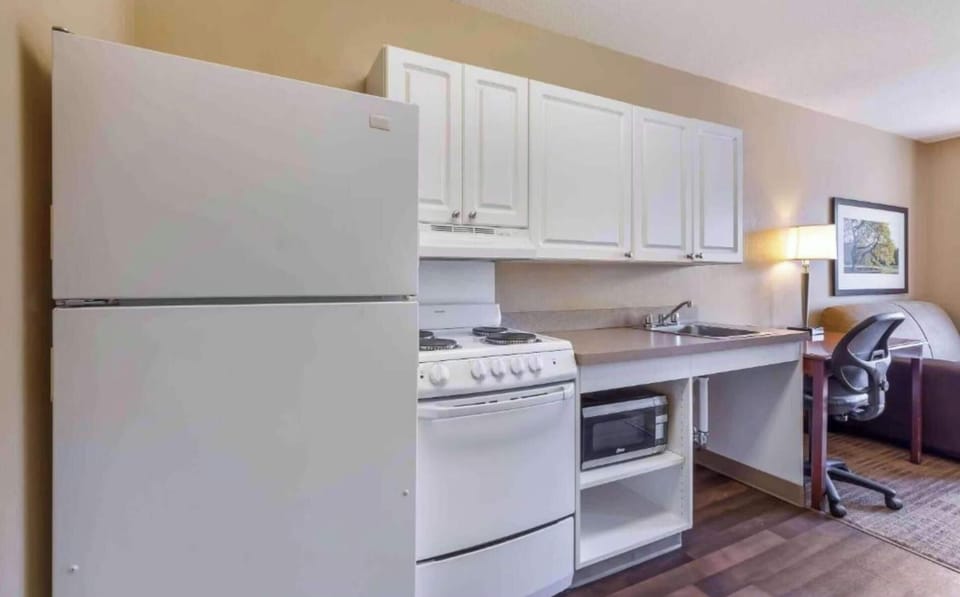 Room, 1 Queen Bed with Sofa bed, Non Smoking, Kitchen | Private kitchenette | Fridge, microwave, oven, stovetop