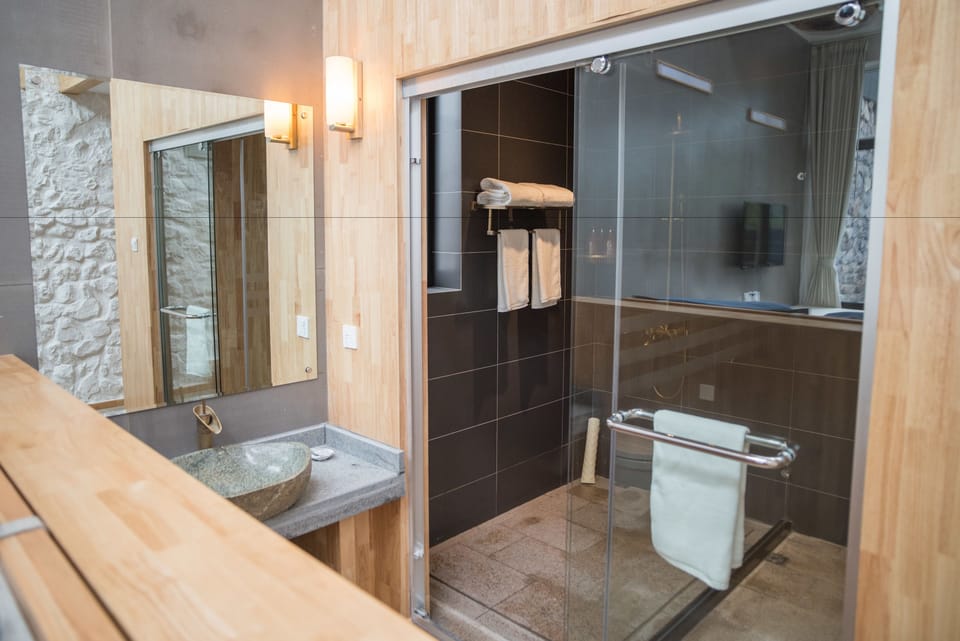 Deluxe Double Room with Courtyard | Bathroom | Shower, free toiletries, hair dryer (on request), slippers