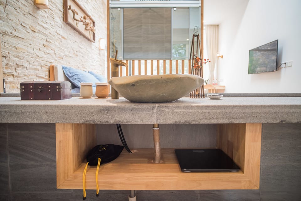 Double Room with Courtyard | Bathroom | Shower, free toiletries, hair dryer, slippers