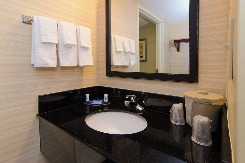 Combined shower/tub, hair dryer, towels