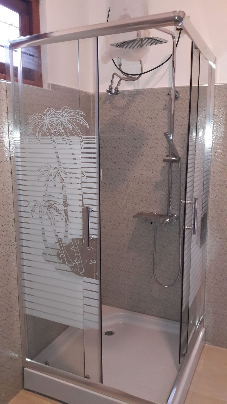 Shower, hair dryer, bathrobes, slippers