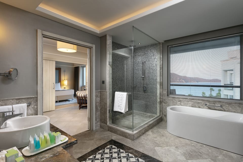 Suite (Manor House) | Bathroom | Combined shower/tub, free toiletries, hair dryer, slippers