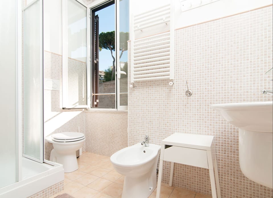 Deluxe Double Room | Bathroom | Shower, free toiletries, hair dryer, bathrobes