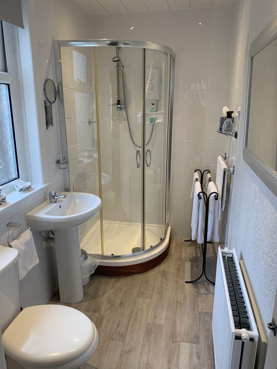Deluxe Double or Twin Room | Bathroom | Shower, free toiletries, hair dryer, towels