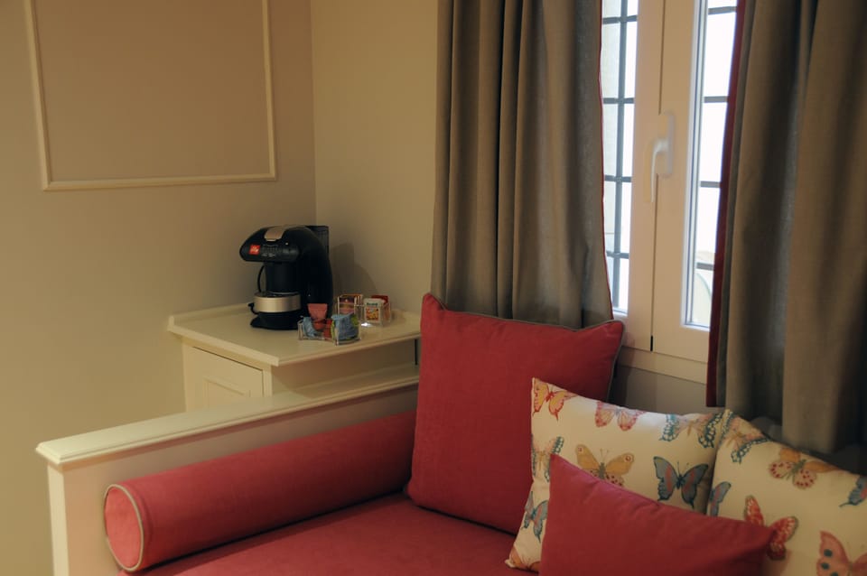 Junior Suite, 1 Queen Bed with Sofa bed (Red) | Room amenity