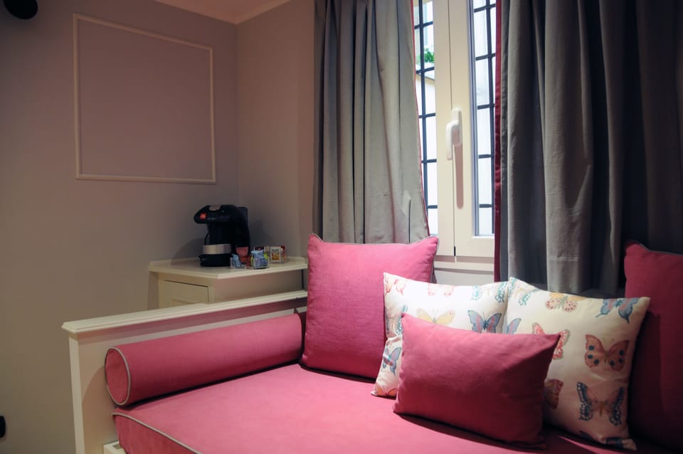 Junior Suite, 1 Queen Bed with Sofa bed (Red) | Coffee and/or coffee maker