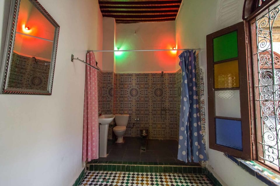 Traditional Double Room | Bathroom | Shower, rainfall showerhead, free toiletries, hair dryer