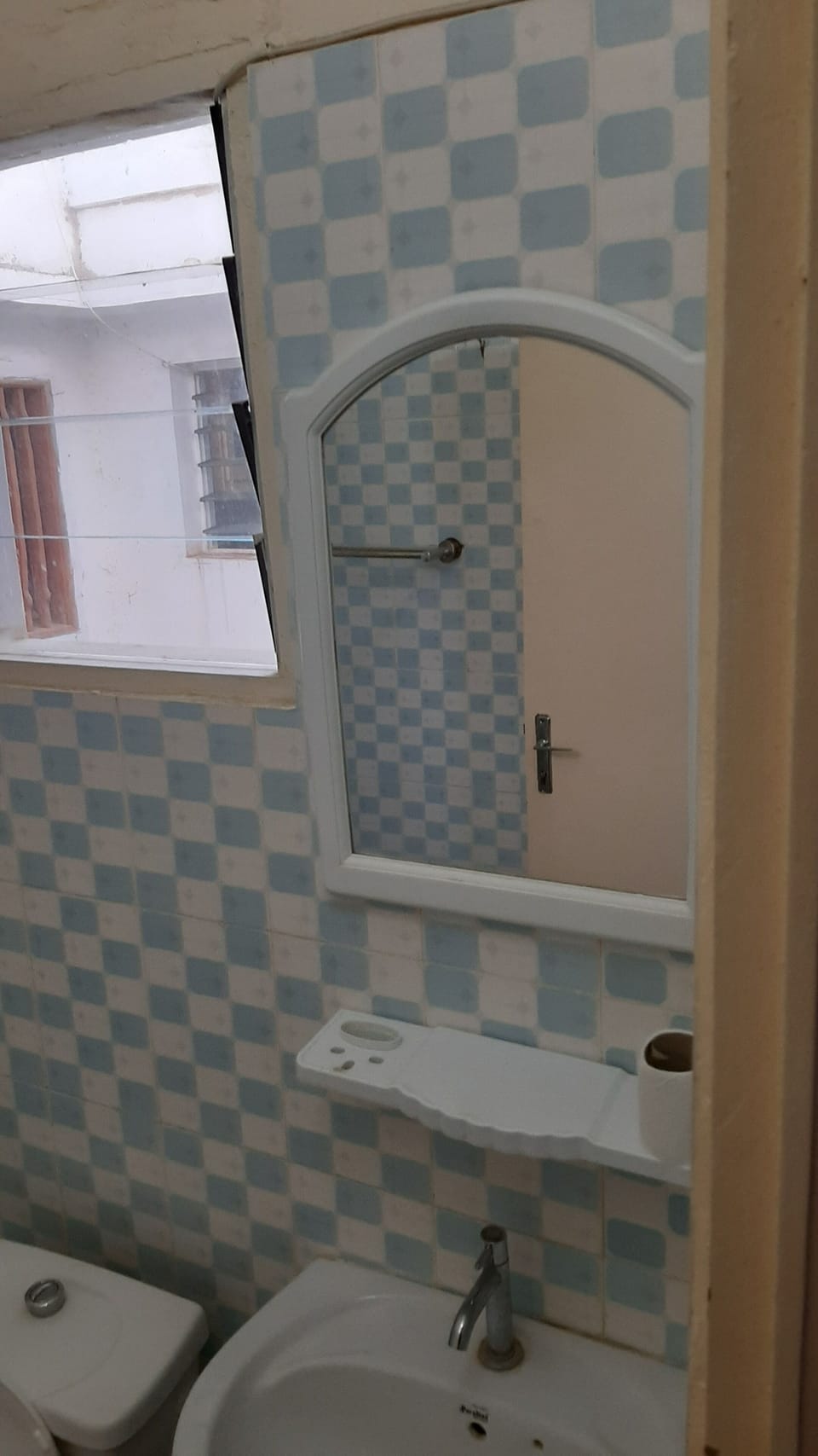 Shower, free toiletries, towels