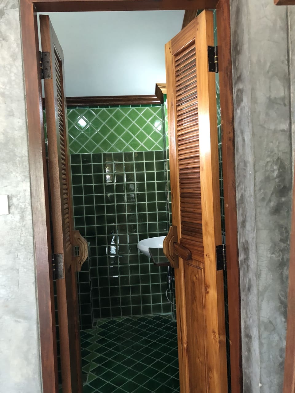 2 Bedrooms Riverside Villa | Bathroom | Shower, free toiletries, hair dryer, towels