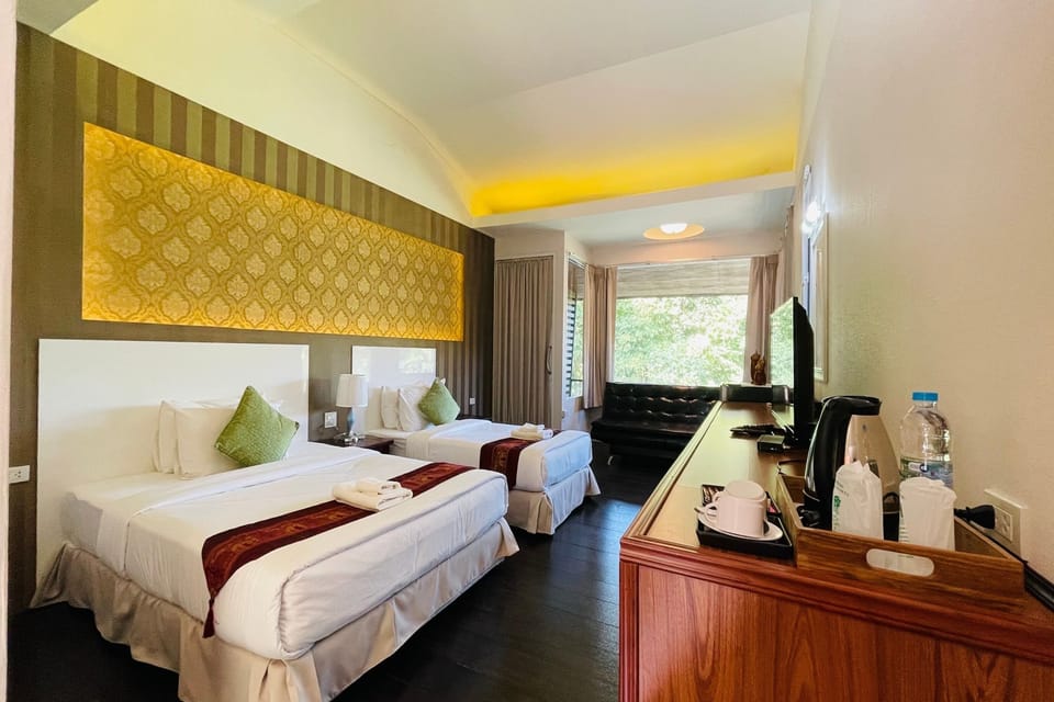 Junior Twin Room | Desk, bed sheets