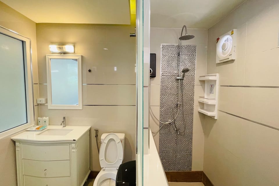 Deluxe Twin Room | Bathroom | Shower, rainfall showerhead, free toiletries, towels
