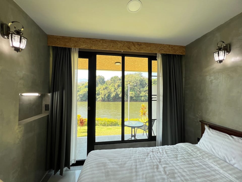 Economy Twin Room | Living area | Flat-screen TV