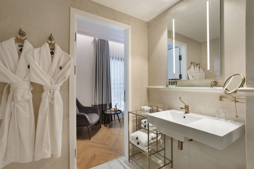 Combined shower/tub, rainfall showerhead, free toiletries, hair dryer