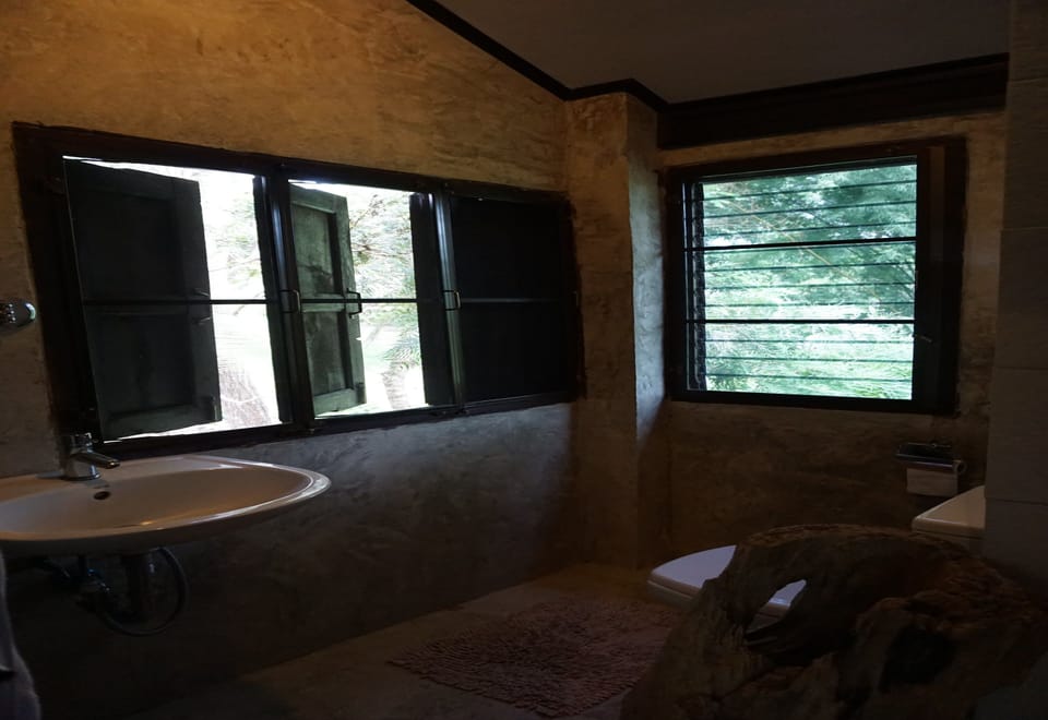 1 Bedroom House | Bathroom | Shower, free toiletries, hair dryer, towels