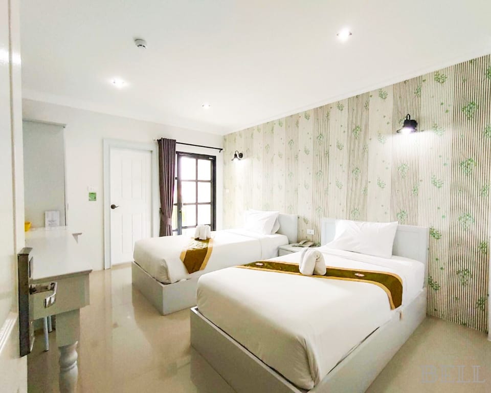 Deluxe Twin Room | Minibar, desk, blackout drapes, WiFi (free)