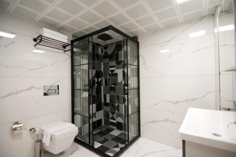 Shower, free toiletries, hair dryer, bidet