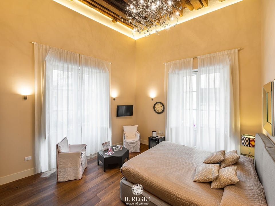 Exclusive Room, 1 King Bed, City View | Premium bedding, memory foam beds, minibar, desk
