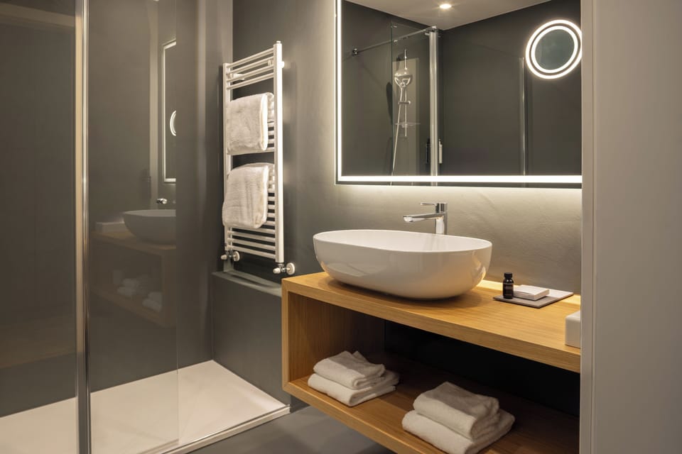 Deluxe Room with Balcony | Bathroom | Free toiletries, hair dryer, bathrobes, slippers