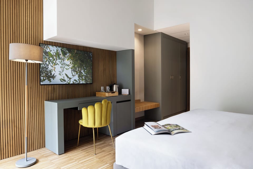 Deluxe Room with Balcony | Minibar, in-room safe, soundproofing, free WiFi