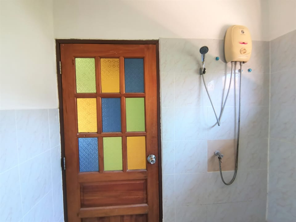 Superior Double Room, Garden View | Bathroom | Shower, free toiletries, bidet, towels