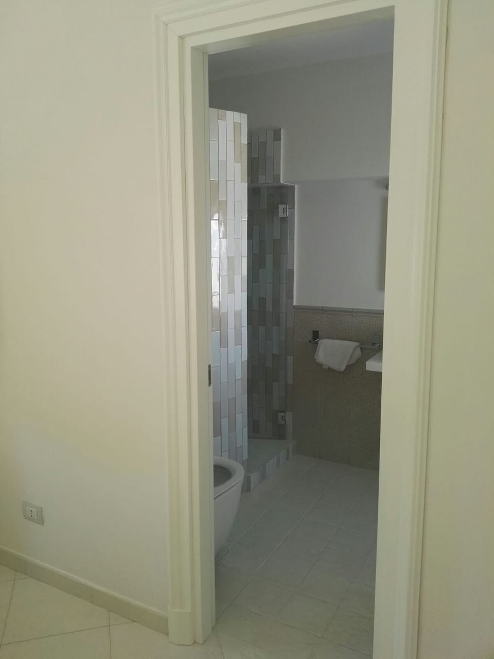 Standard Double Room, Garden View | Bathroom | Shower, free toiletries, hair dryer, bidet