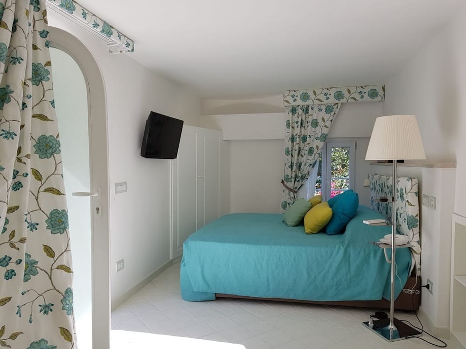 Studio, Garden View | Minibar, individually decorated, individually furnished, blackout drapes