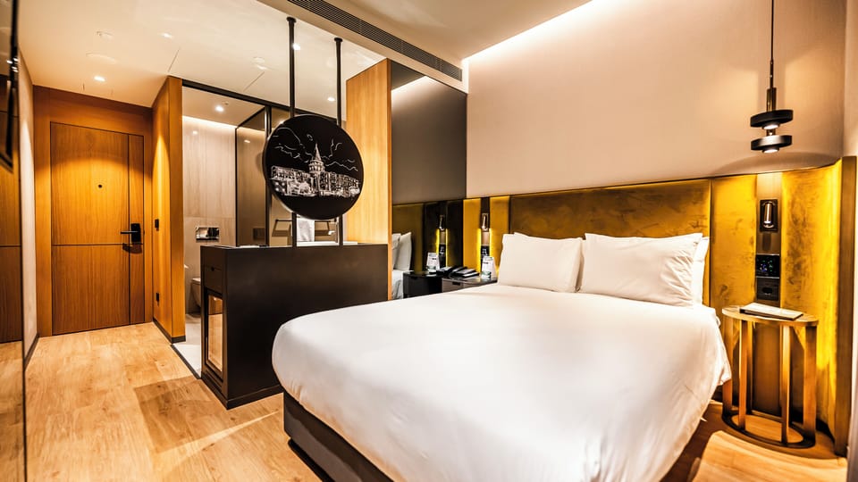 Economy Studio, 1 Queen Bed | Premium bedding, minibar, in-room safe, desk