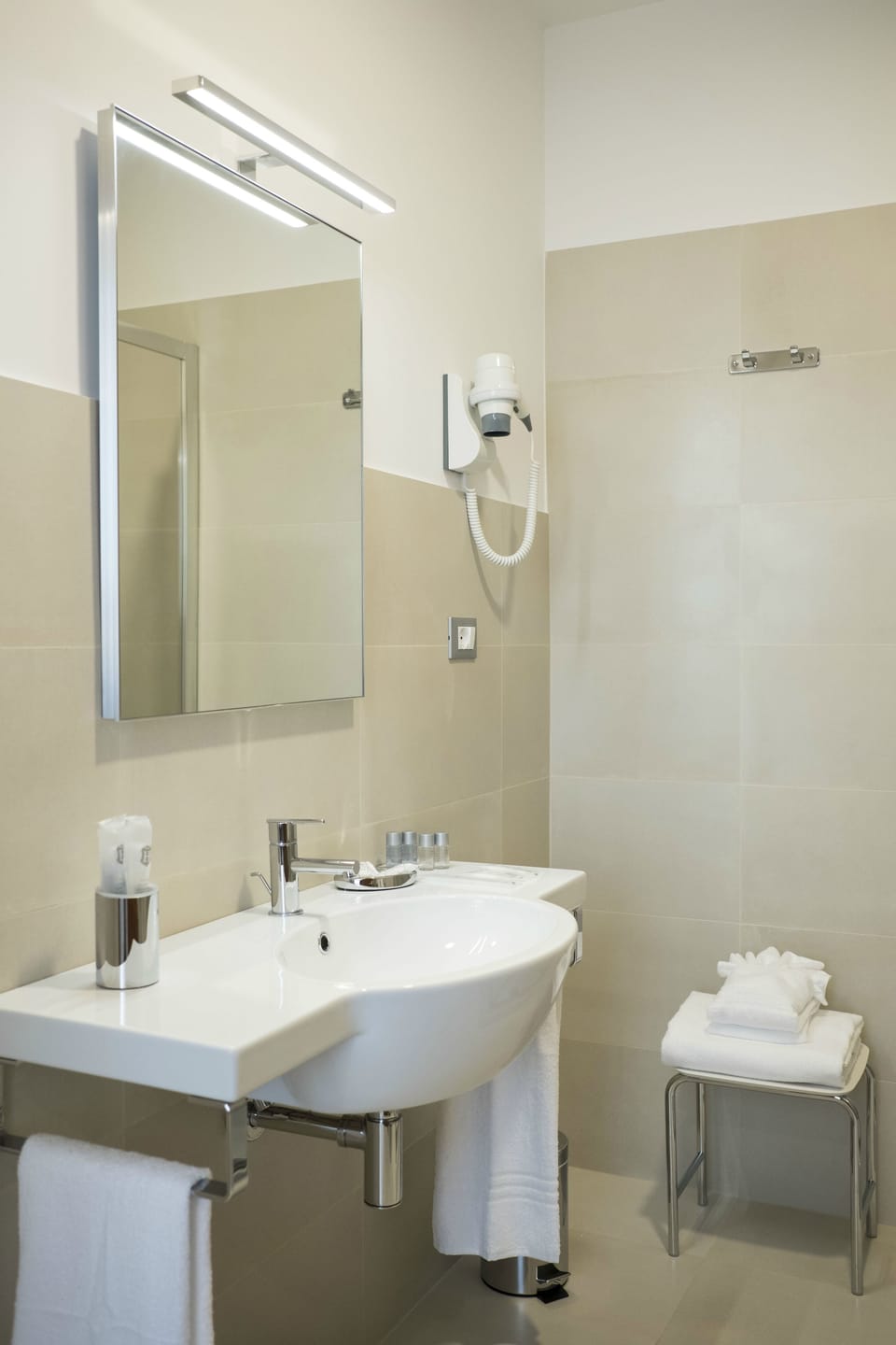 Shower, bidet, towels