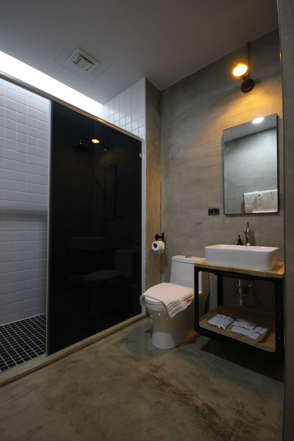 Standard Triple Room | Bathroom | Shower, hydromassage showerhead, hair dryer, slippers