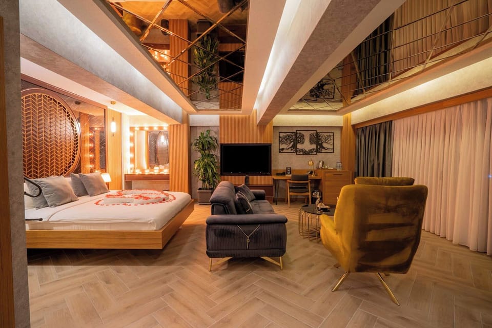Deluxe Suite, Jetted Tub | Minibar, in-room safe, desk, soundproofing