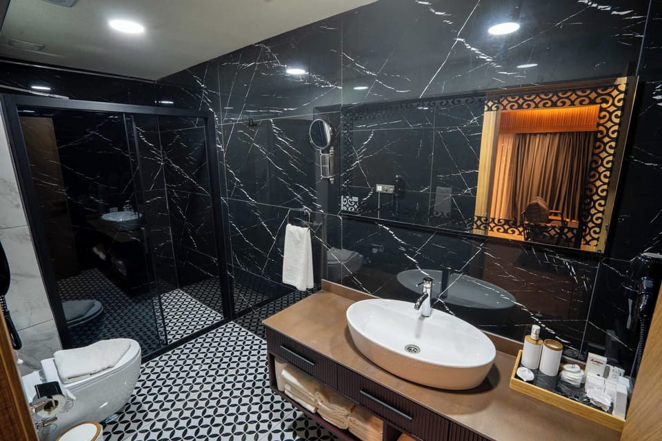 Deluxe Suite, Jetted Tub | Bathroom | Shower, free toiletries, hair dryer, bathrobes