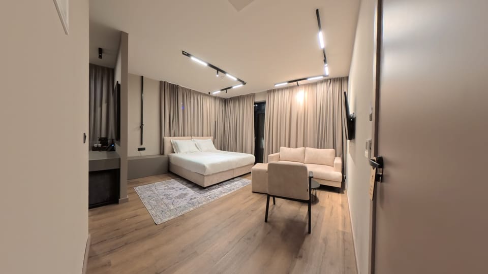 Premium bedding, down comforters, minibar, in-room safe