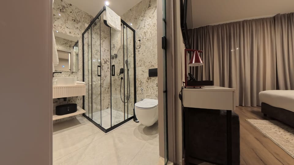Premium bedding, down comforters, minibar, in-room safe