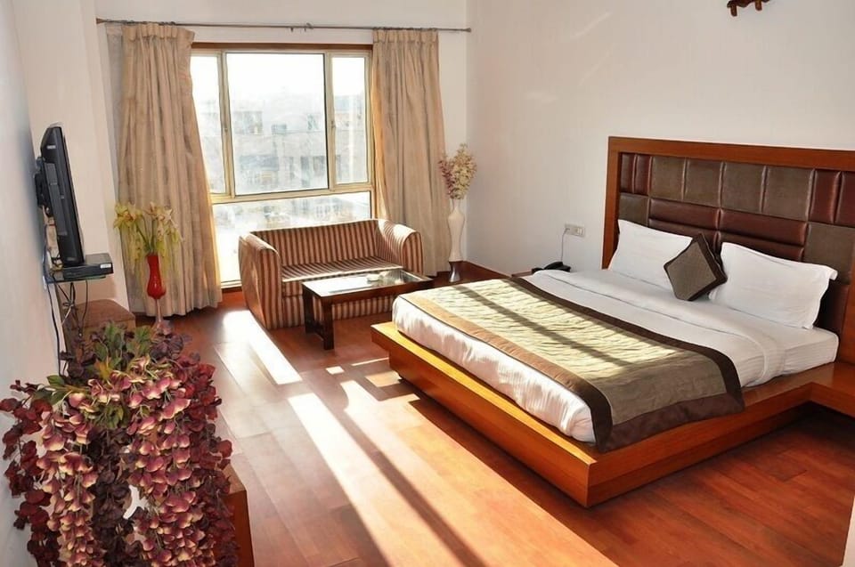 Superior Double Room, 1 King Bed | Minibar, in-room safe, soundproofing, iron/ironing board