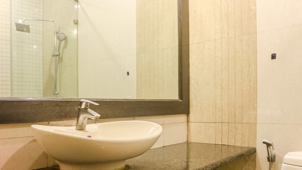 Deluxe Double or Twin Room, City View | Bathroom sink