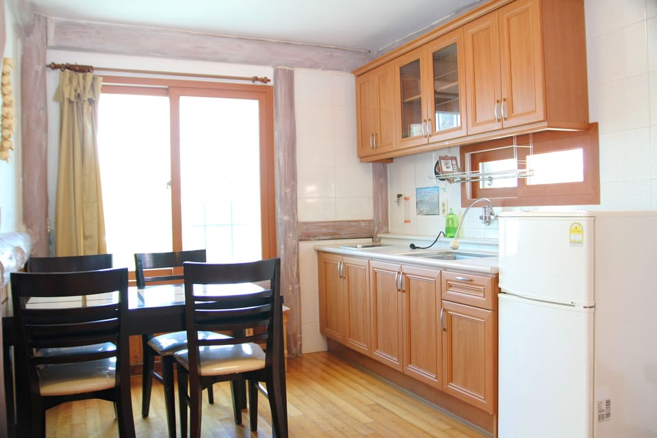 Room (17 PY) | Private kitchenette | Full-size fridge