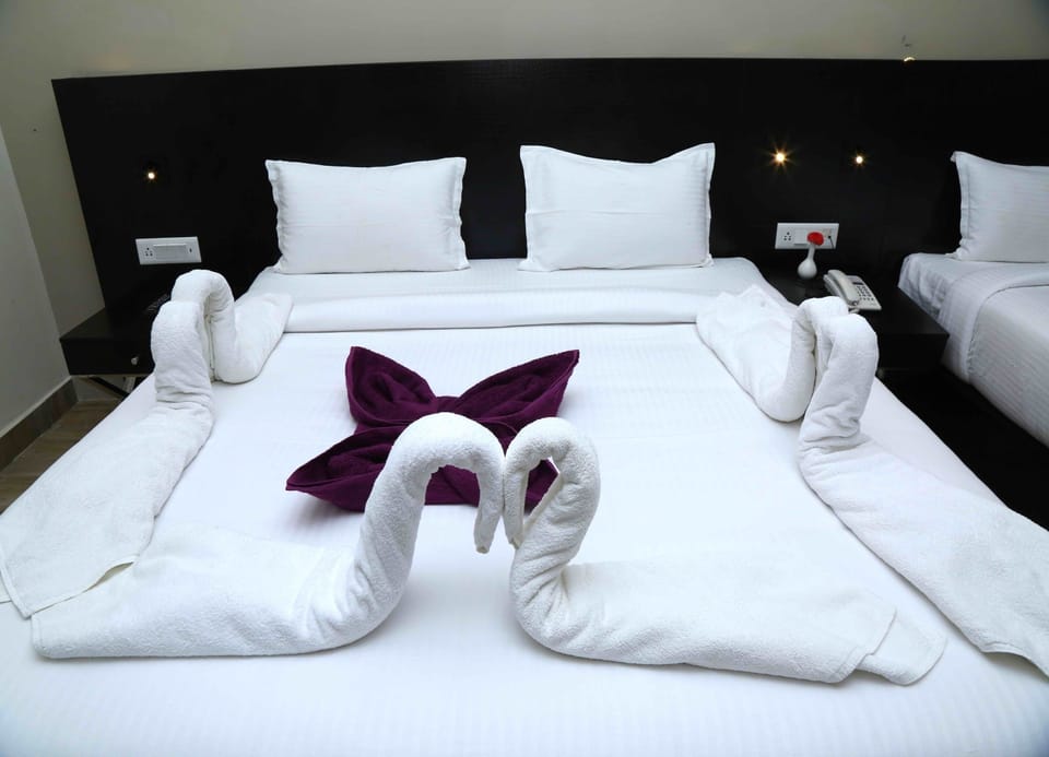 Deluxe Room, 1 King Bed | Premium bedding, minibar, in-room safe, desk