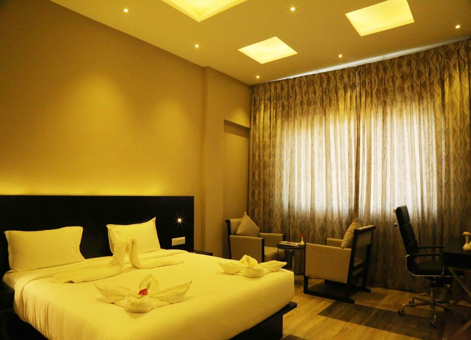 Deluxe Room, 1 King Bed | Premium bedding, minibar, in-room safe, desk