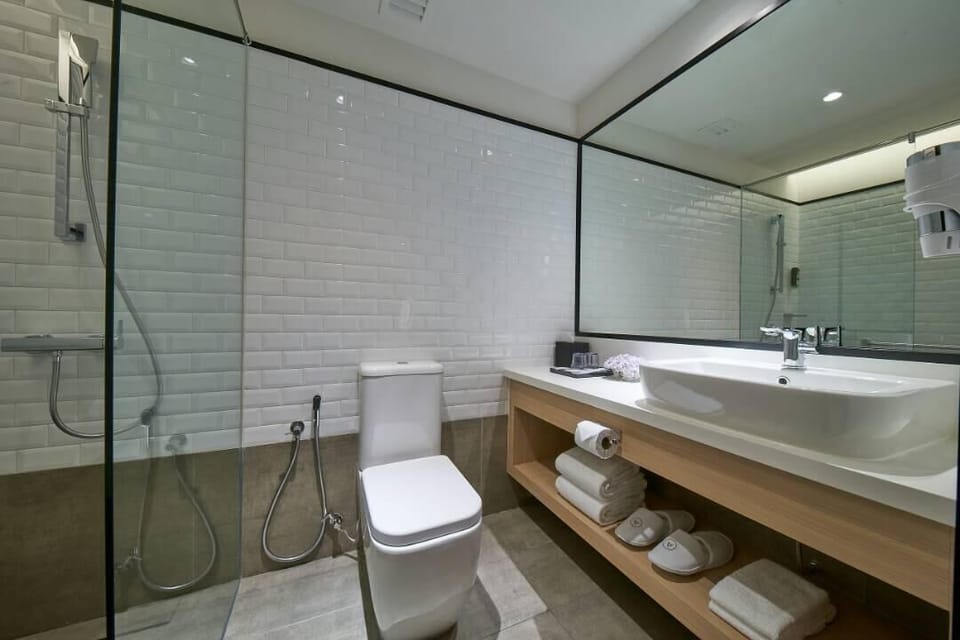 Shower, rainfall showerhead, free toiletries, hair dryer
