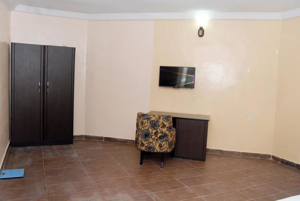 Standard Room | Desk