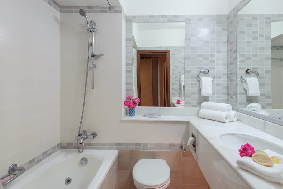 Comfort City View no Balcony | Bathroom | Hair dryer, towels