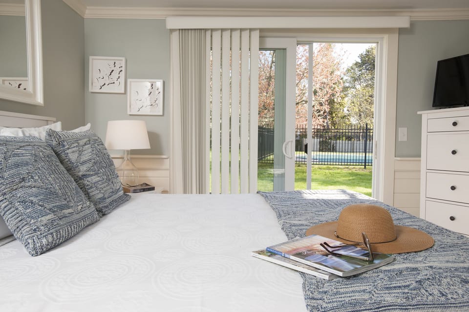 Room, 1 Queen Bed | Iron/ironing board, rollaway beds, free WiFi, bed sheets