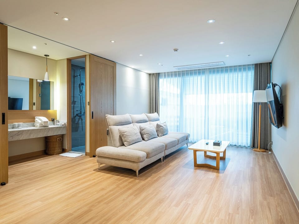 Premium bedding, free minibar, blackout drapes, soundproofing
