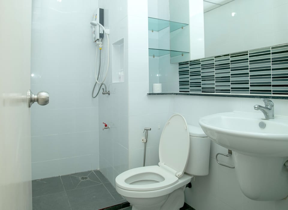 Studio | Bathroom | Shower, free toiletries, hair dryer, towels
